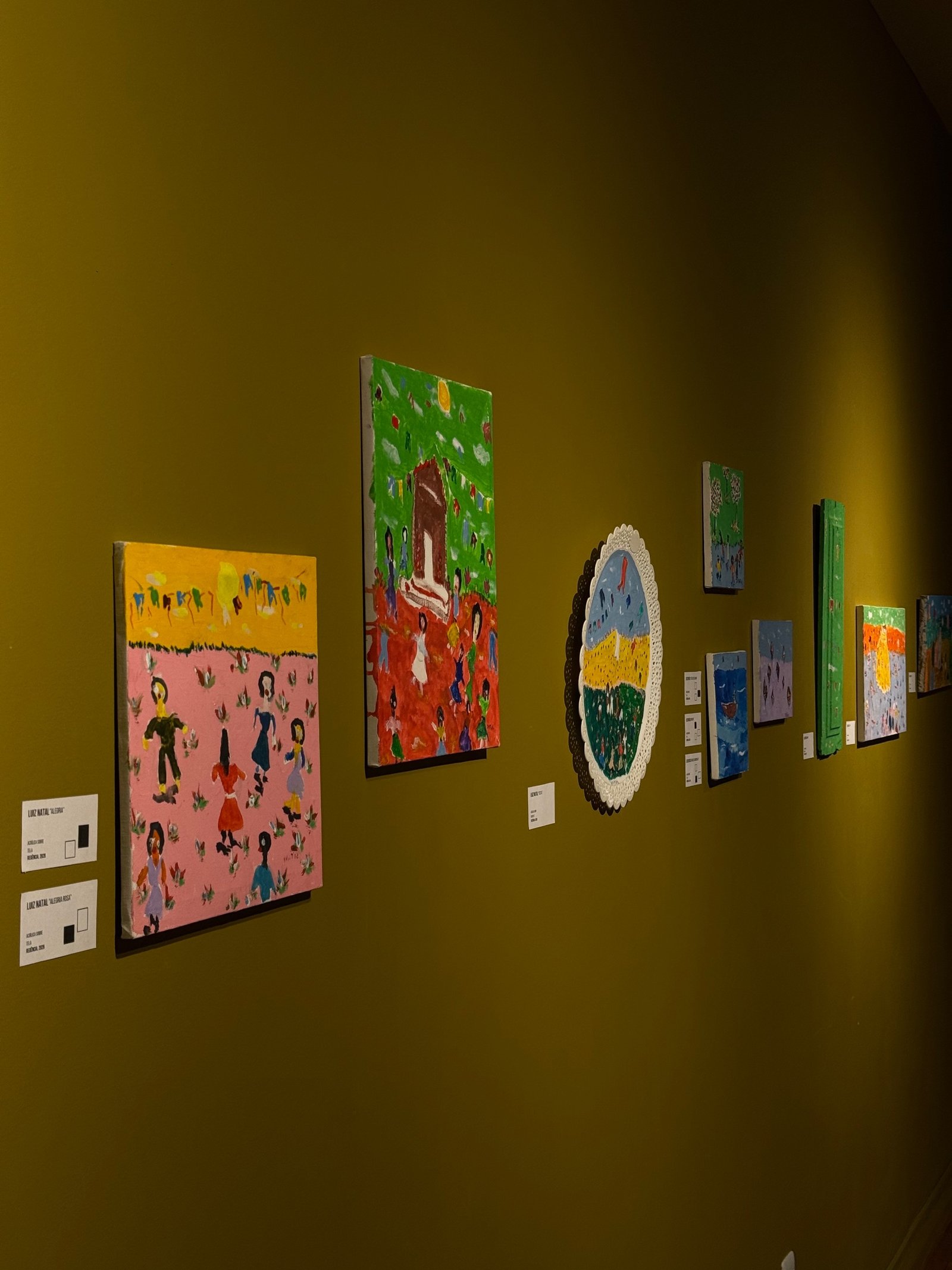 Fotografia de uma das paredes da exposição.