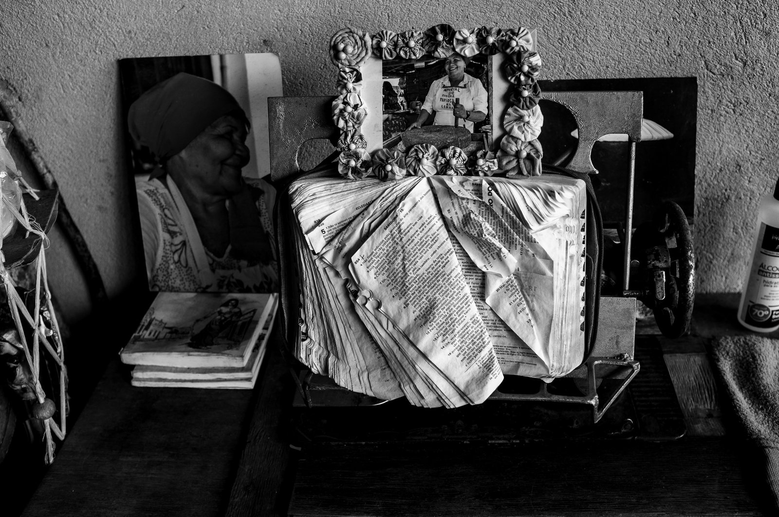 Bíblia na sala da casa de Dona Lia