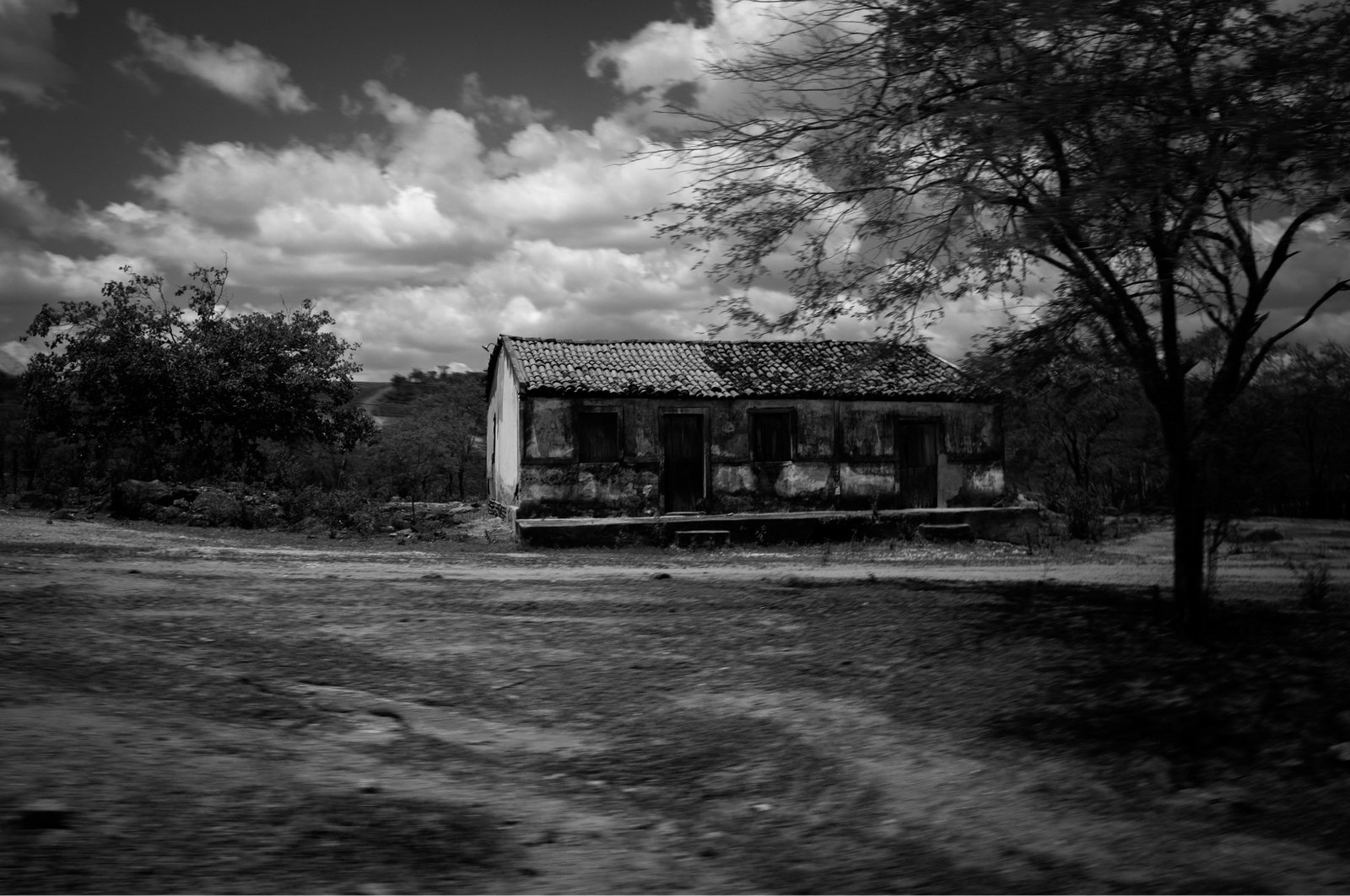Casa na estrada que leva ao Lajedo de Pai Mateus