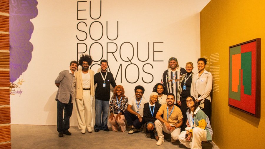Parte da equipe em foto com o curador Nicolas Soares.