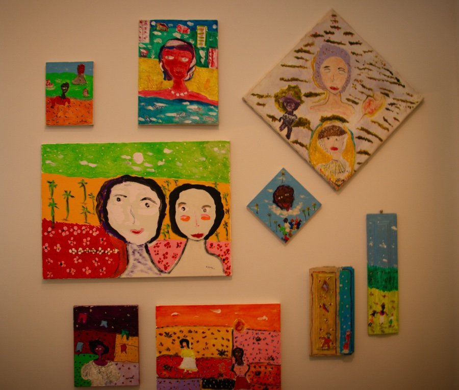 O ateliê de Luiz Natal foi reproduzido no espaço expositivo do Cais, com obras inéditas do artista.